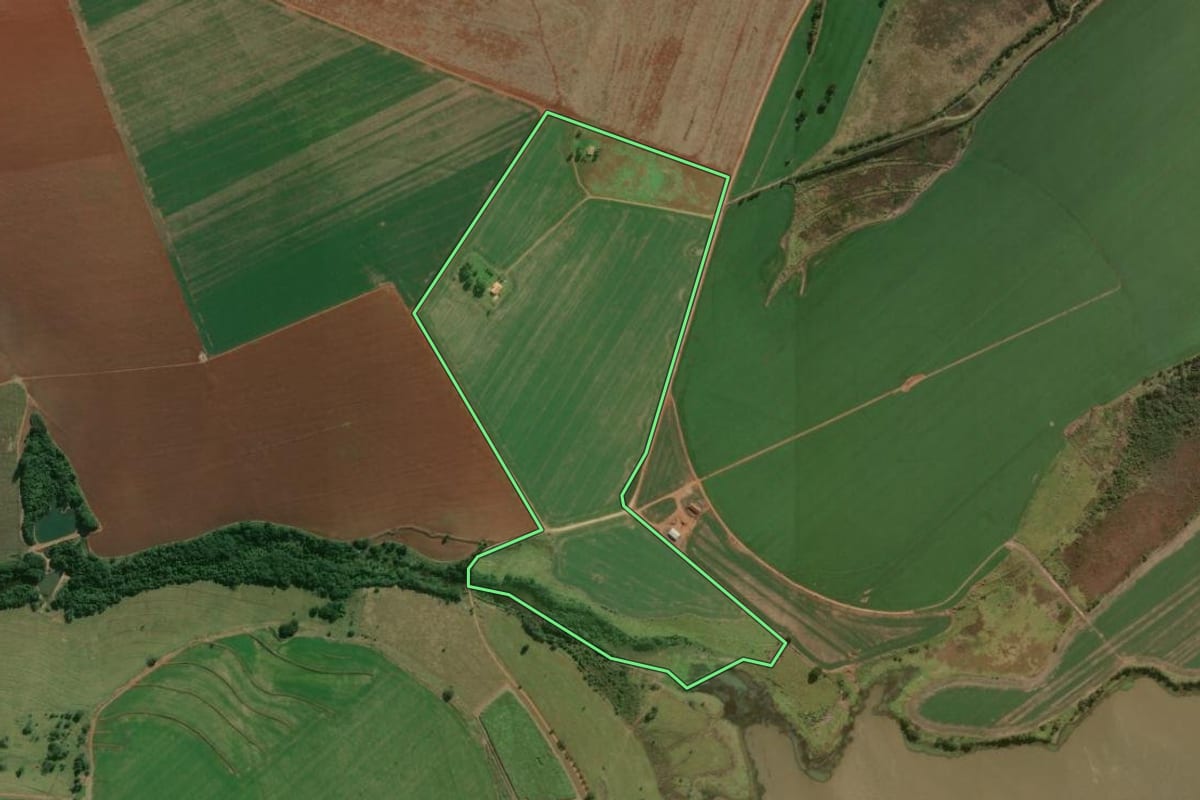 Imagem de satélite do imóvel rural em Paranapanema (SP), com o contorno declarado no CAR desenhado por cima.