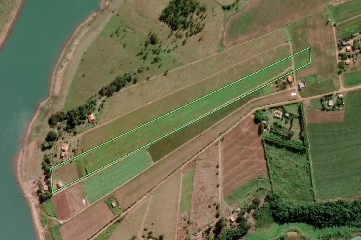 Imagem de satélite do imóvel rural em Paranapanema (SP), com o contorno declarado no CAR desenhado por cima.