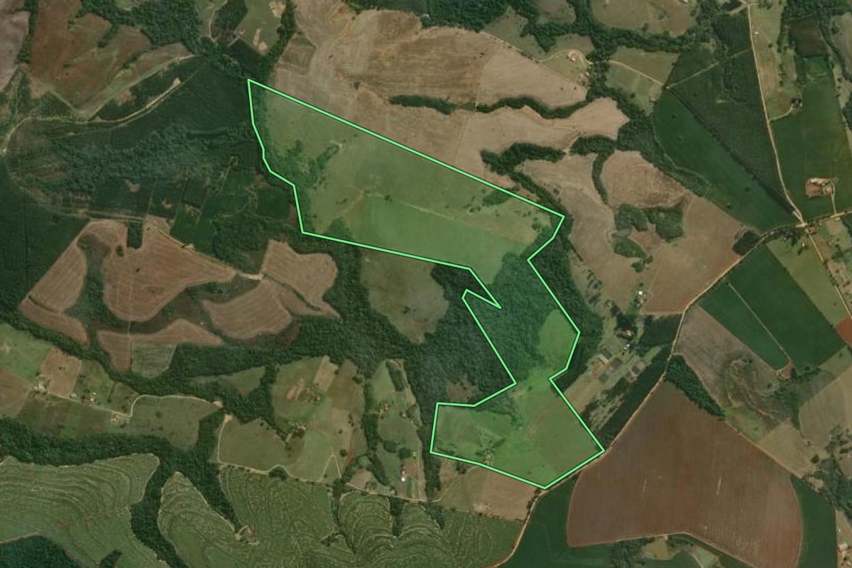 Imagem de satélite do imóvel rural em Paranapanema (SP), com o contorno declarado no CAR desenhado por cima.