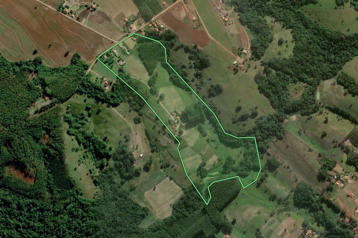 Imagem de satélite do imóvel rural em Paranapanema (SP), com o contorno declarado no CAR desenhado por cima.