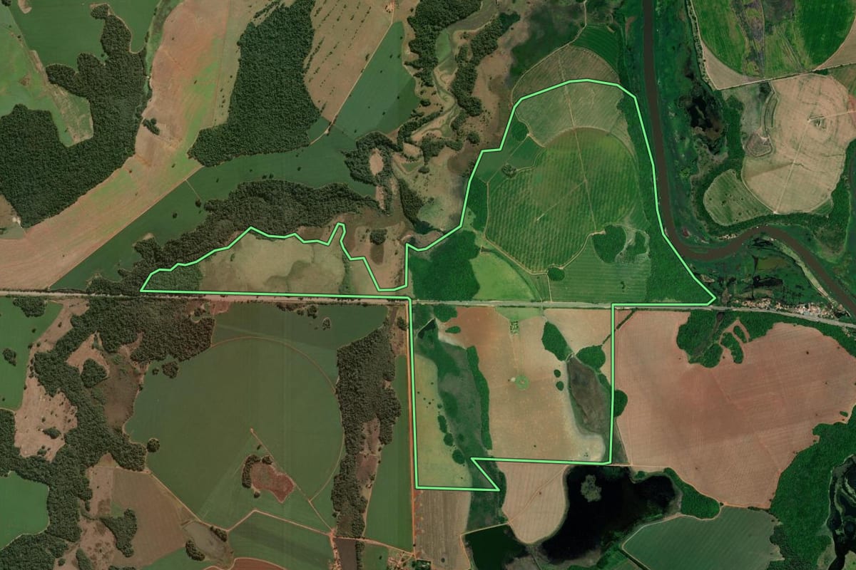 Imagem de satélite do imóvel rural em Paranapanema (SP), com o contorno declarado no CAR desenhado por cima.