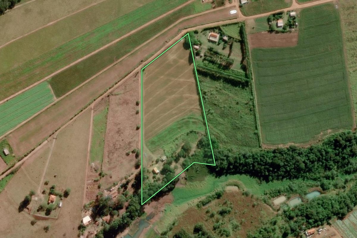 Imagem de satélite do imóvel rural em Paranapanema (SP), com o contorno declarado no CAR desenhado por cima.