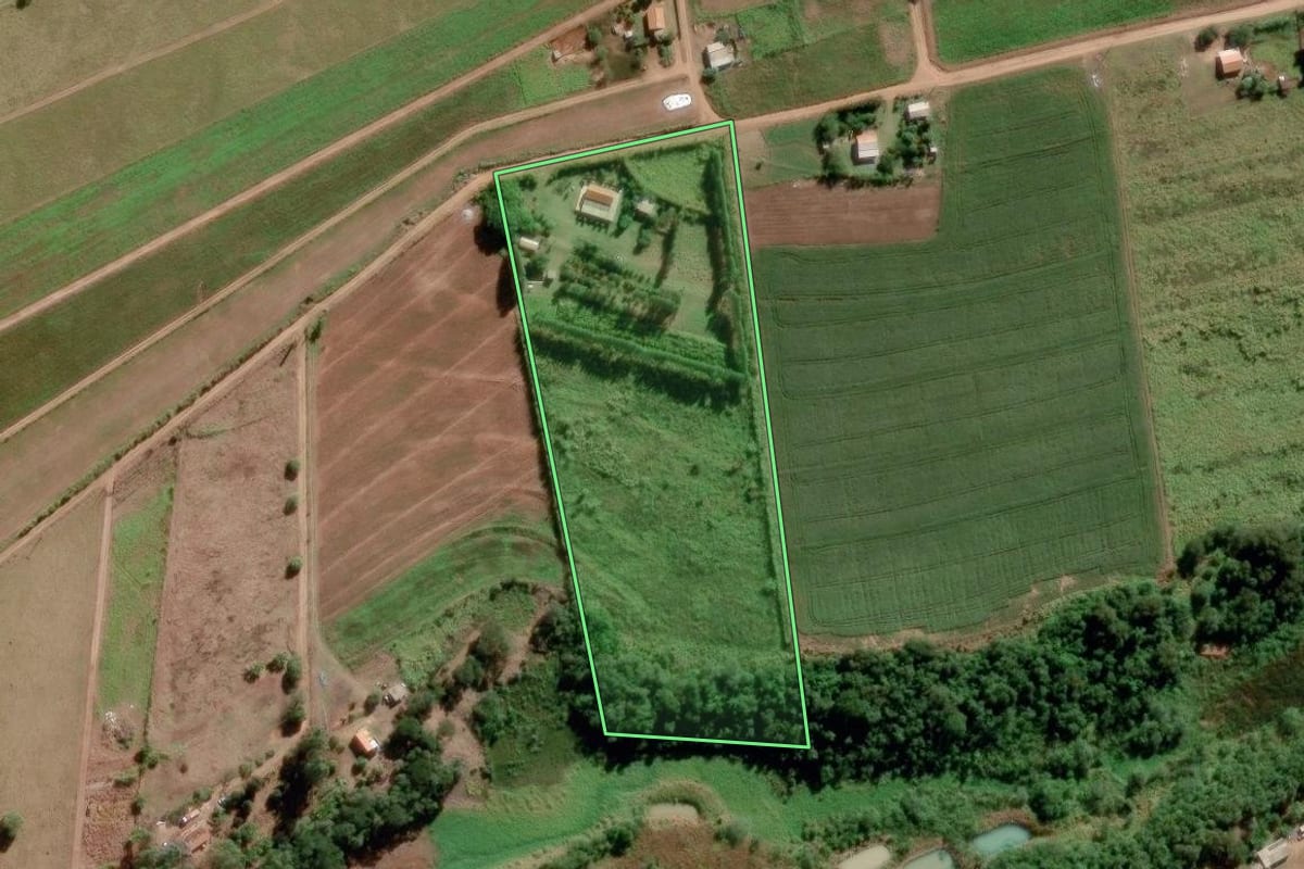 Imagem de satélite do imóvel rural em Paranapanema (SP), com o contorno declarado no CAR desenhado por cima.