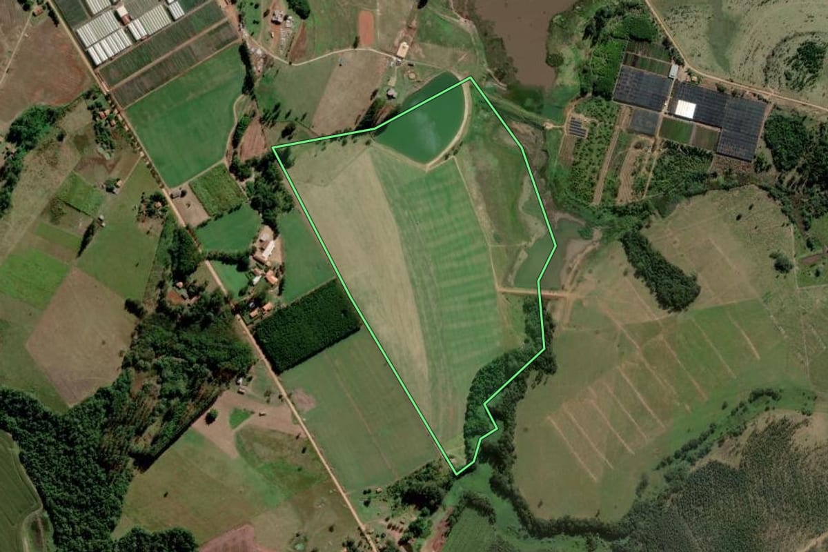 Imagem de satélite do imóvel rural em Paranapanema (SP), com o contorno declarado no CAR desenhado por cima.