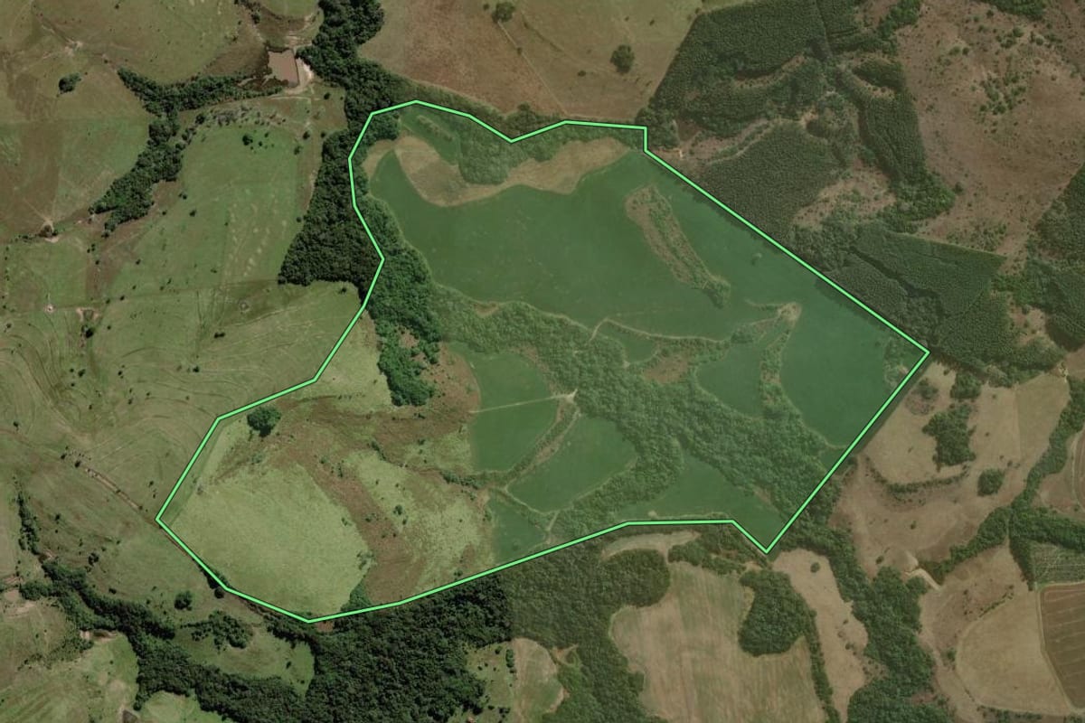 Imagem de satélite do imóvel rural em Paranapanema (SP), com o contorno declarado no CAR desenhado por cima.