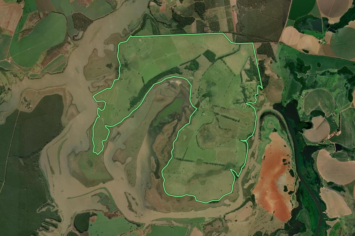 Imagem de satélite do imóvel rural em Paranapanema (SP), com o contorno declarado no CAR desenhado por cima.
