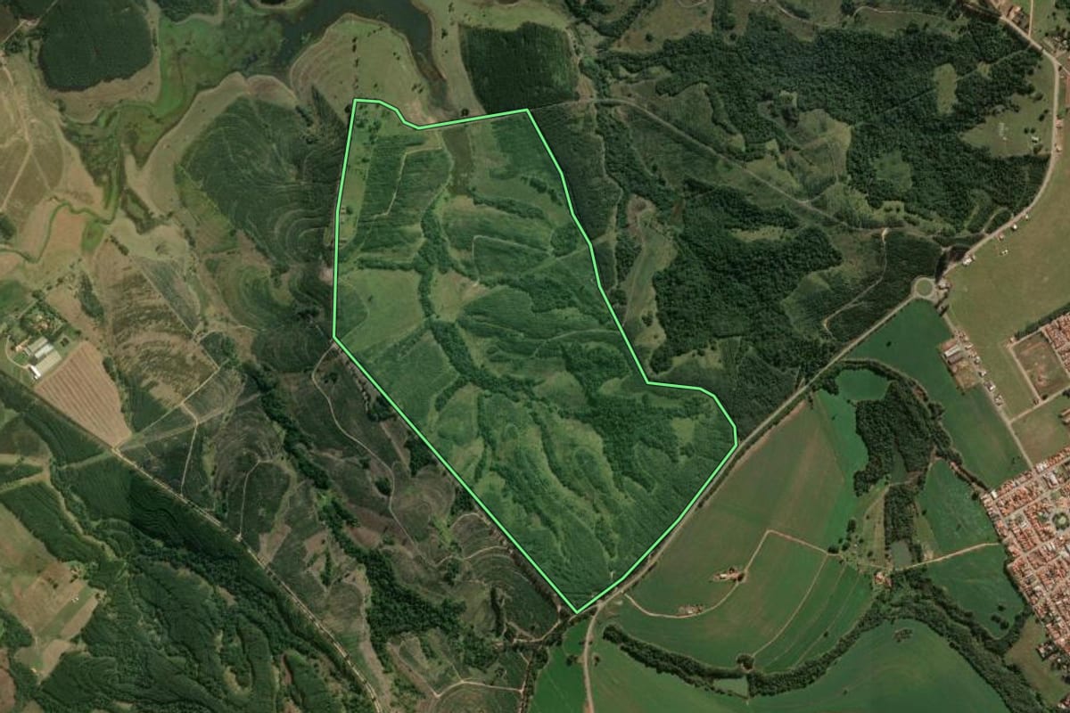 Imagem de satélite do imóvel rural em Paranapanema (SP), com o contorno declarado no CAR desenhado por cima.