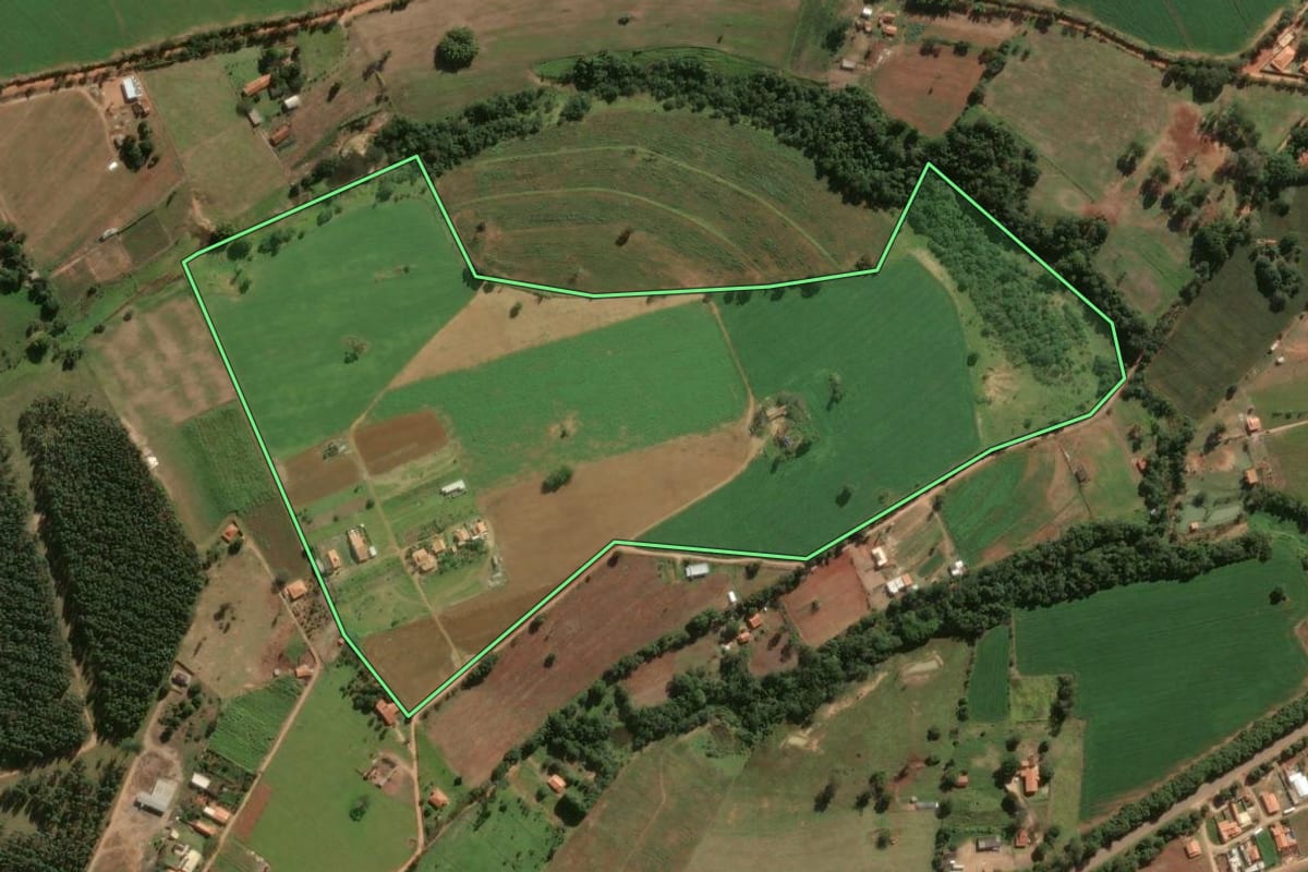 Imagem de satélite do imóvel rural em Paranapanema (SP), com o contorno declarado no CAR desenhado por cima.
