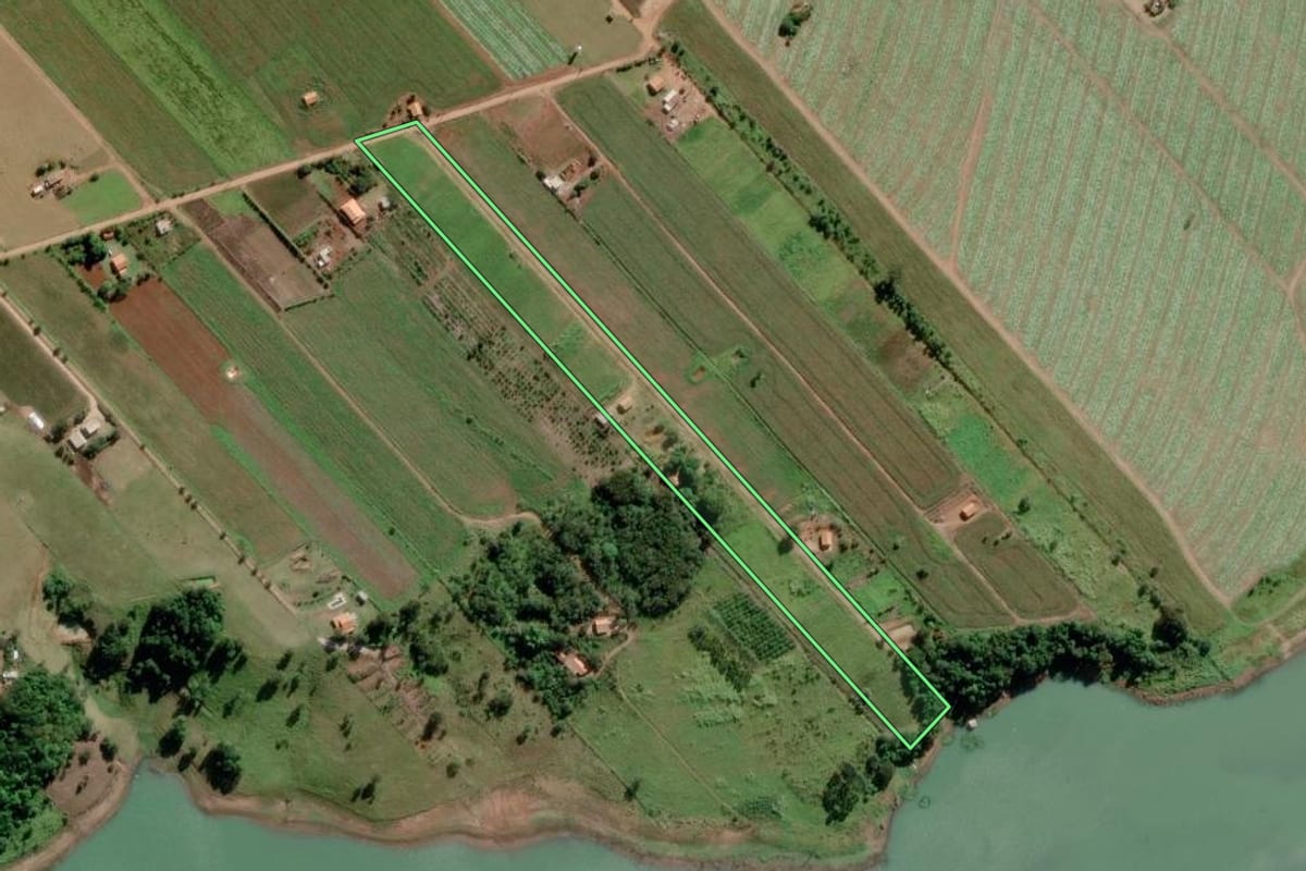 Imagem de satélite do imóvel rural em Paranapanema (SP), com o contorno declarado no CAR desenhado por cima.