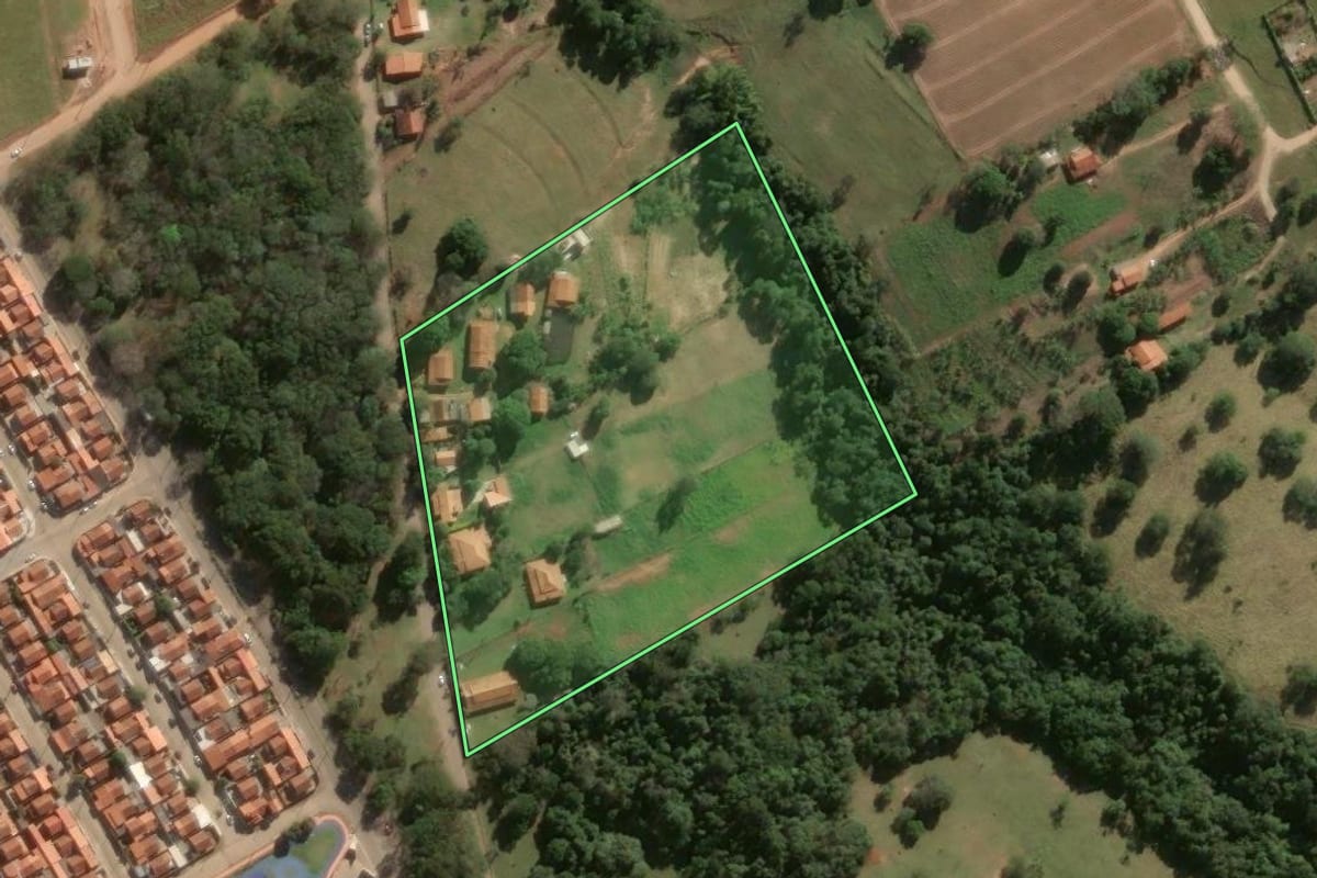 Imagem de satélite do imóvel rural em Paranapanema (SP), com o contorno declarado no CAR desenhado por cima.