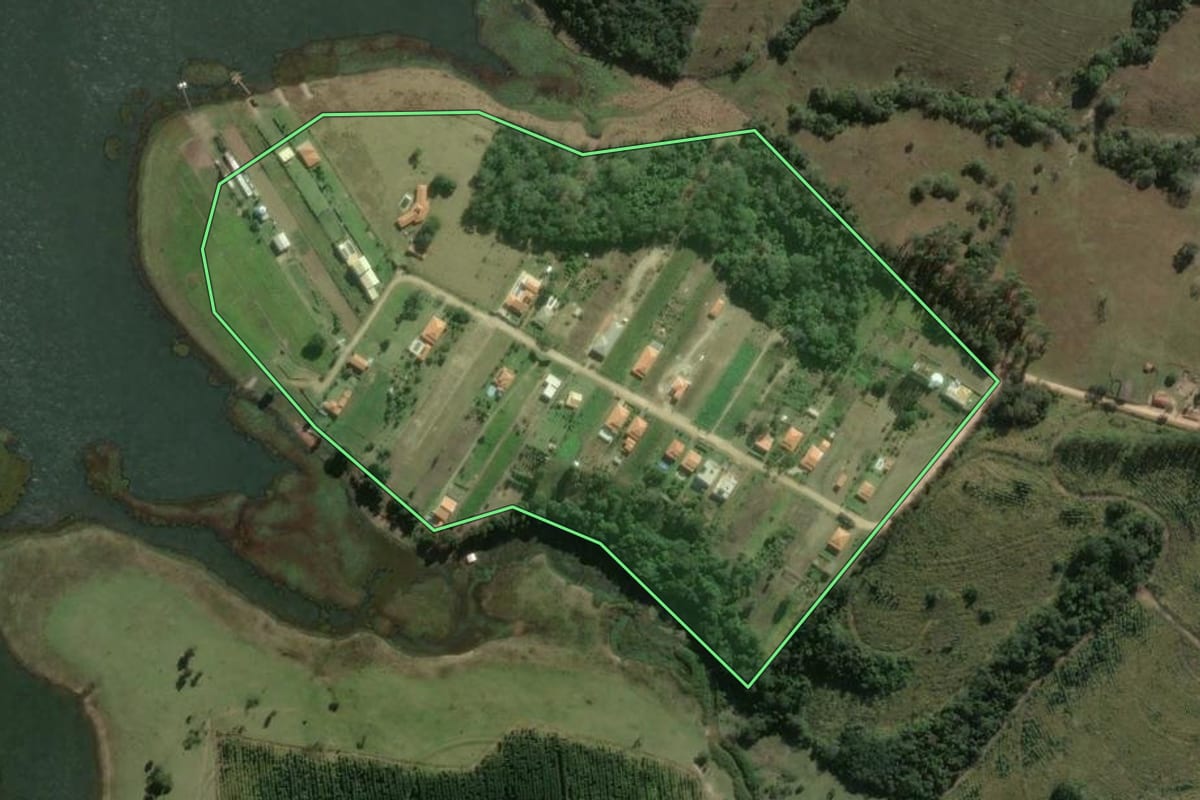 Imagem de satélite do imóvel rural em Paranapanema (SP), com o contorno declarado no CAR desenhado por cima.