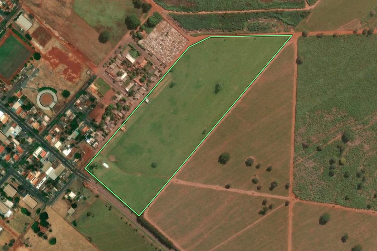 Imagem de satélite do imóvel rural em Paranapuã (SP), com o contorno declarado no CAR desenhado por cima.