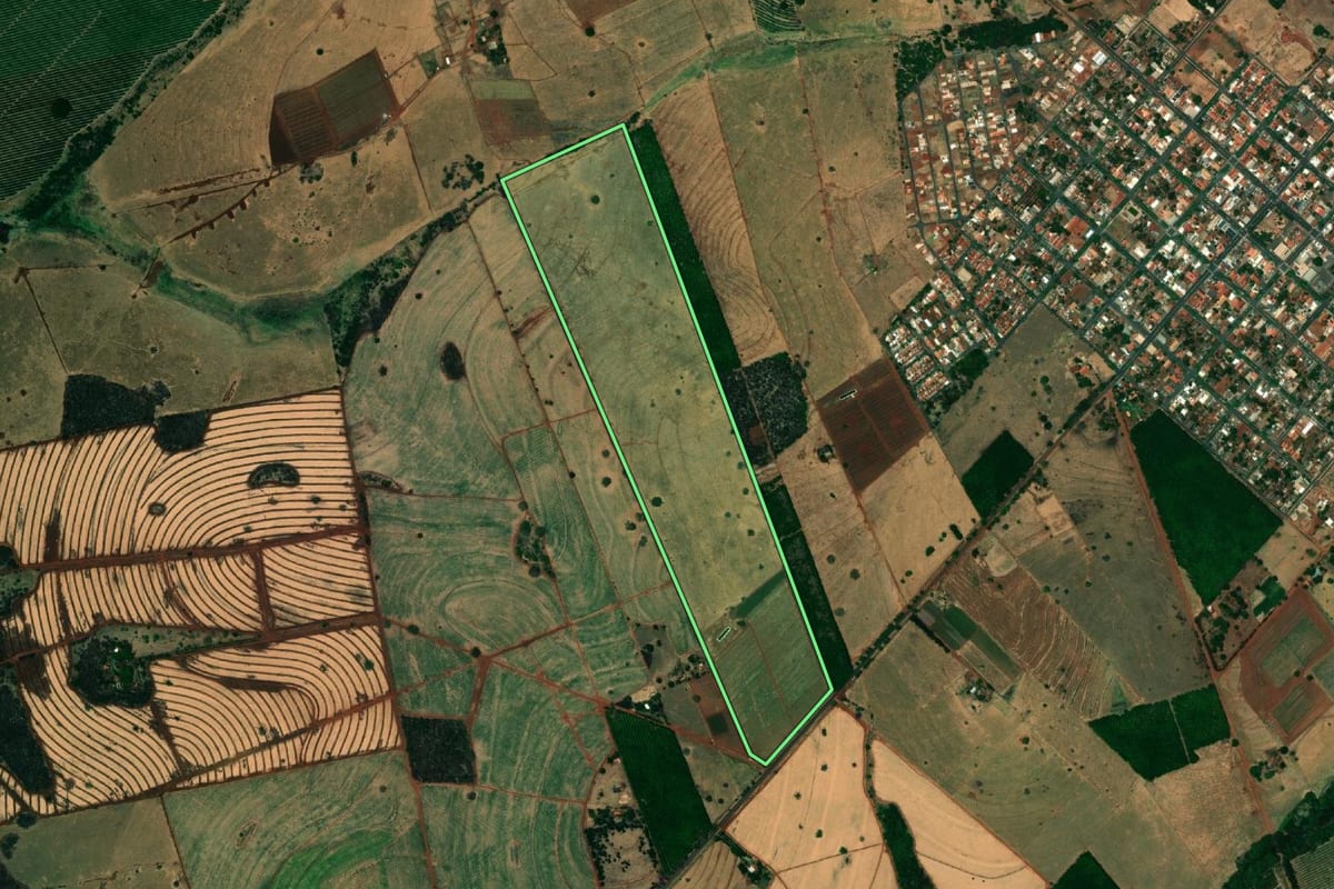 Imagem de satélite do imóvel rural em Paranapuã (SP), com o contorno declarado no CAR desenhado por cima.