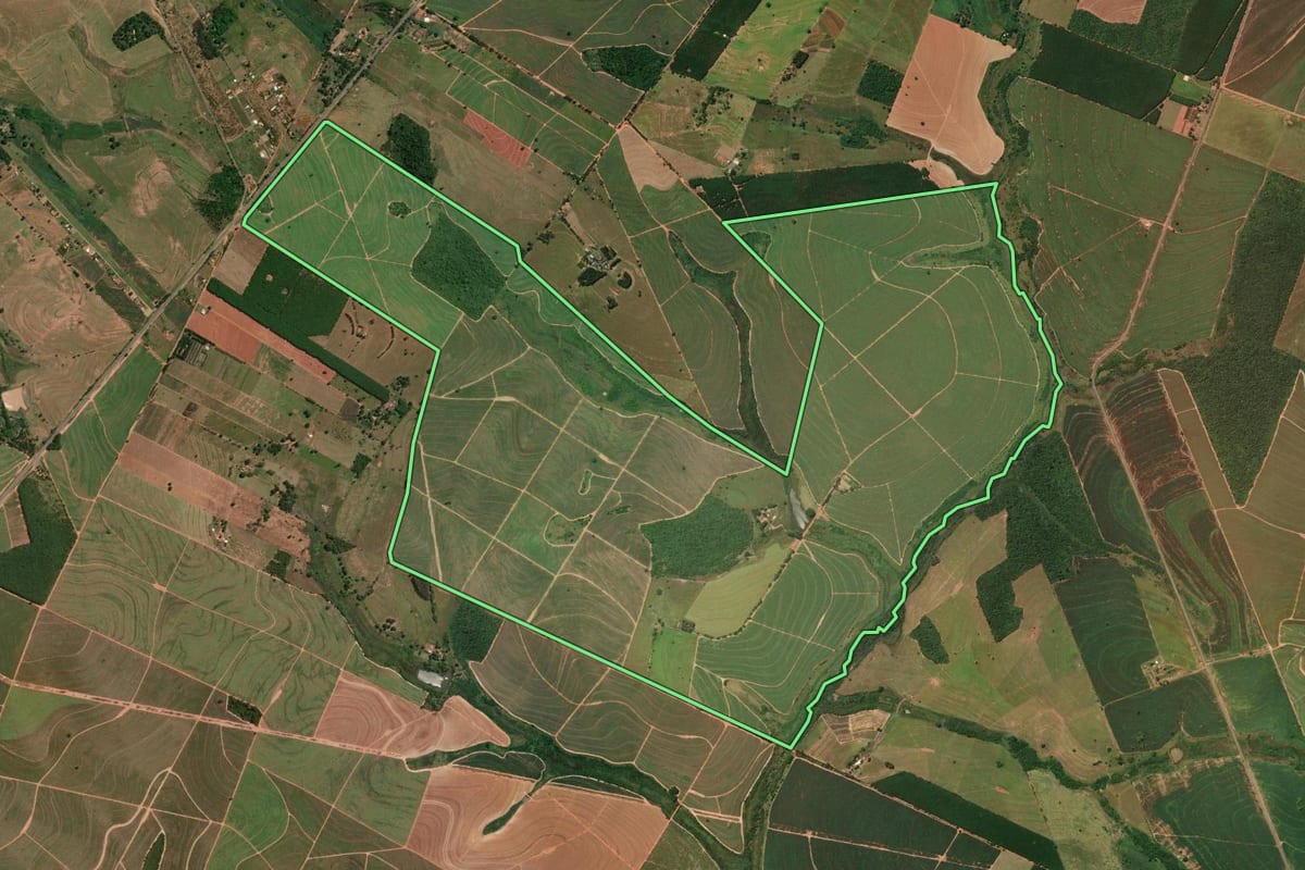 Imagem de satélite do imóvel rural em Parapuã (SP), com o contorno declarado no CAR desenhado por cima.