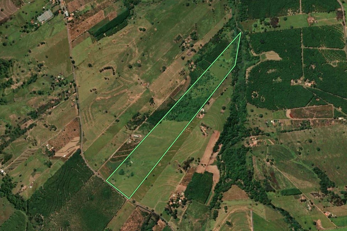 Imagem de satélite do imóvel rural em Parapuã (SP), com o contorno declarado no CAR desenhado por cima.
