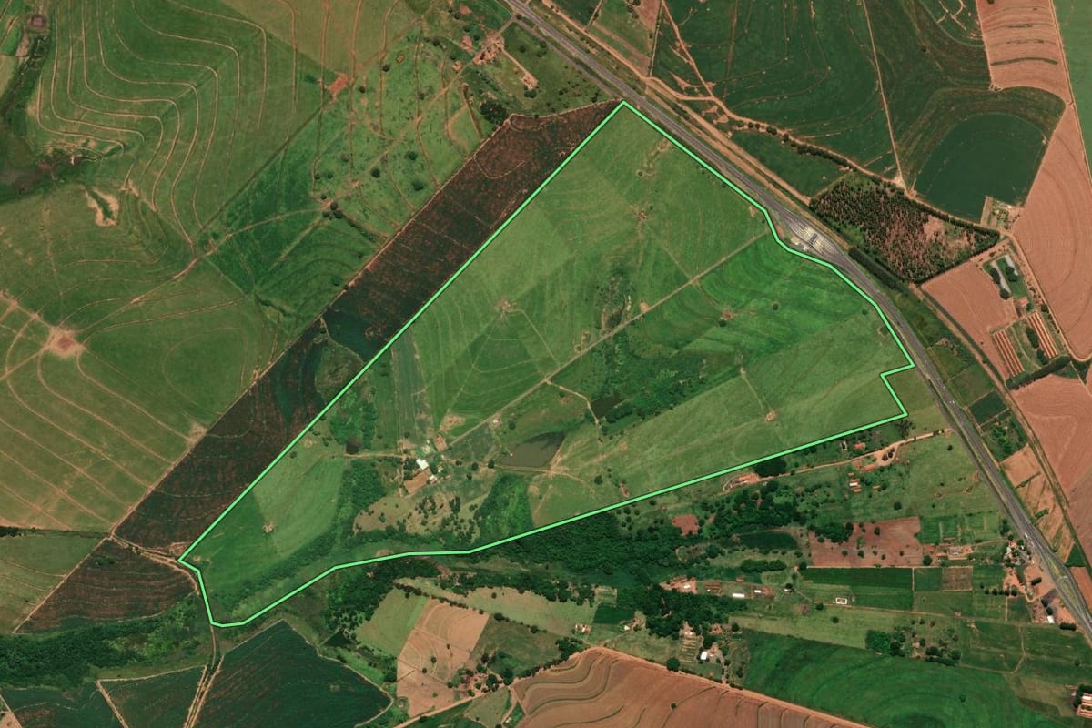 Imagem de satélite do imóvel rural em Parapuã (SP), com o contorno declarado no CAR desenhado por cima.