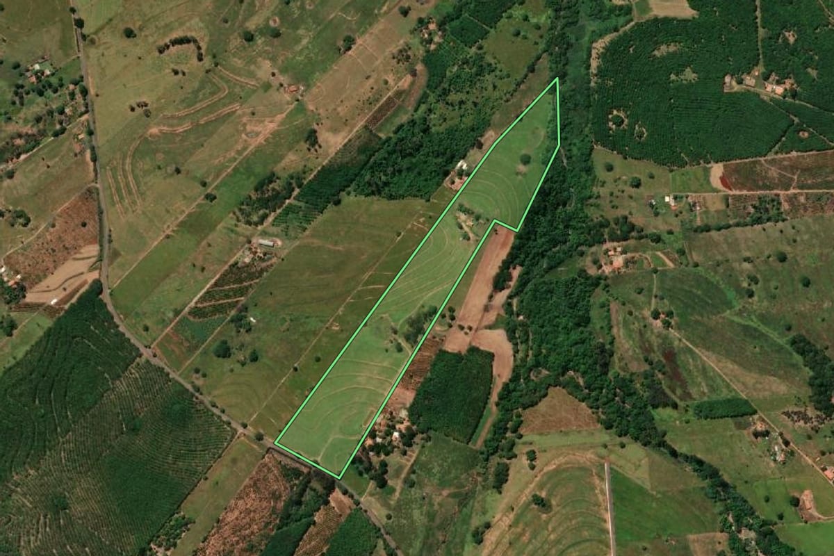 Imagem de satélite do imóvel rural em Parapuã (SP), com o contorno declarado no CAR desenhado por cima.