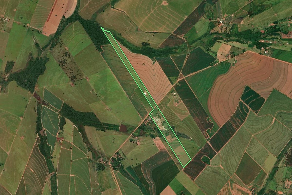 Imagem de satélite do imóvel rural em Parapuã (SP), com o contorno declarado no CAR desenhado por cima.