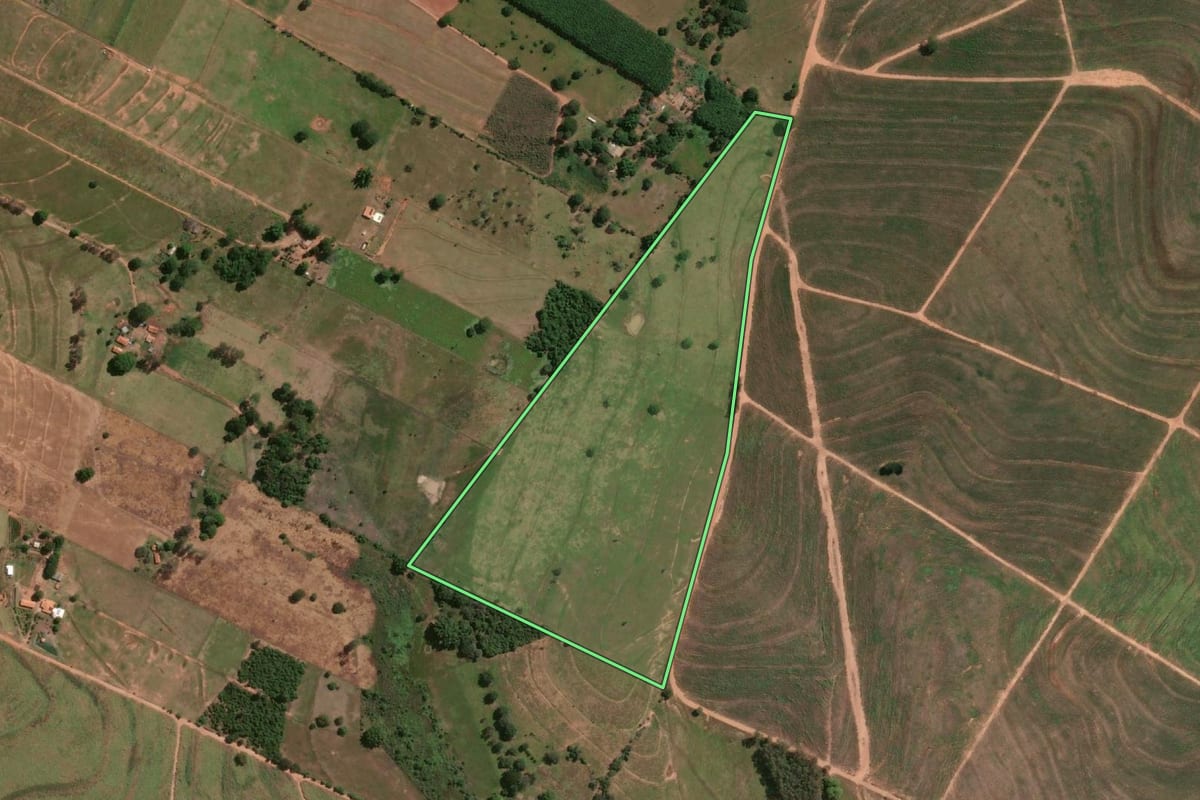 Imagem de satélite do imóvel rural em Parapuã (SP), com o contorno declarado no CAR desenhado por cima.