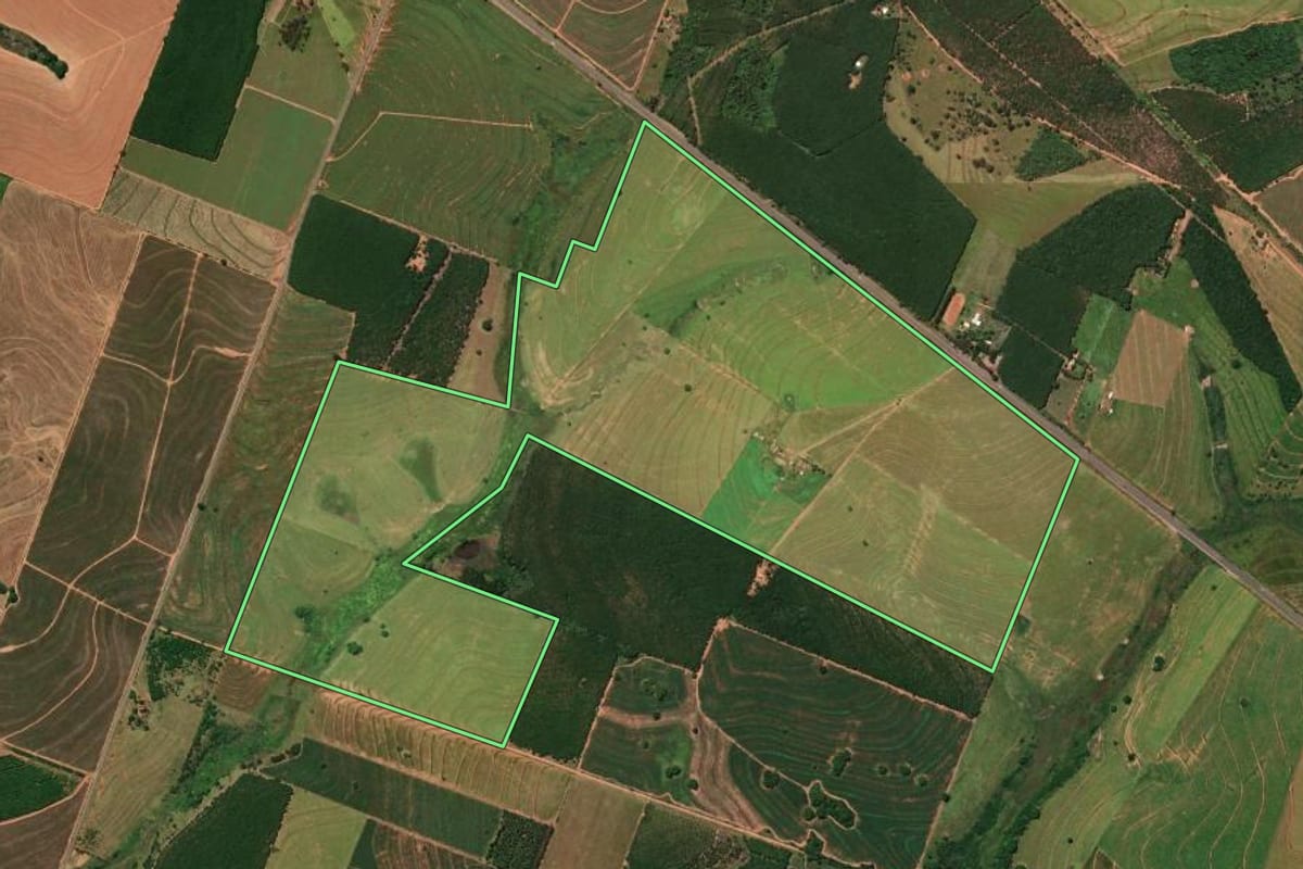 Imagem de satélite do imóvel rural em Parapuã (SP), com o contorno declarado no CAR desenhado por cima.