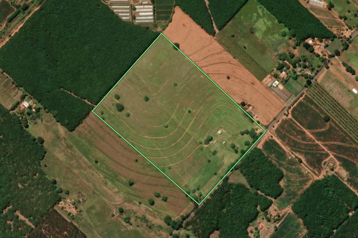 Imagem de satélite do imóvel rural em Parapuã (SP), com o contorno declarado no CAR desenhado por cima.