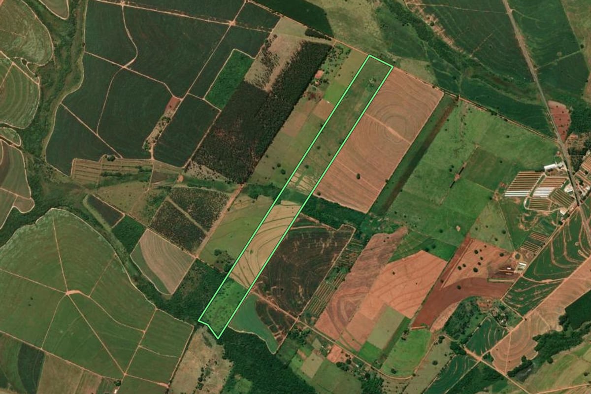 Imagem de satélite do imóvel rural em Parapuã (SP), com o contorno declarado no CAR desenhado por cima.