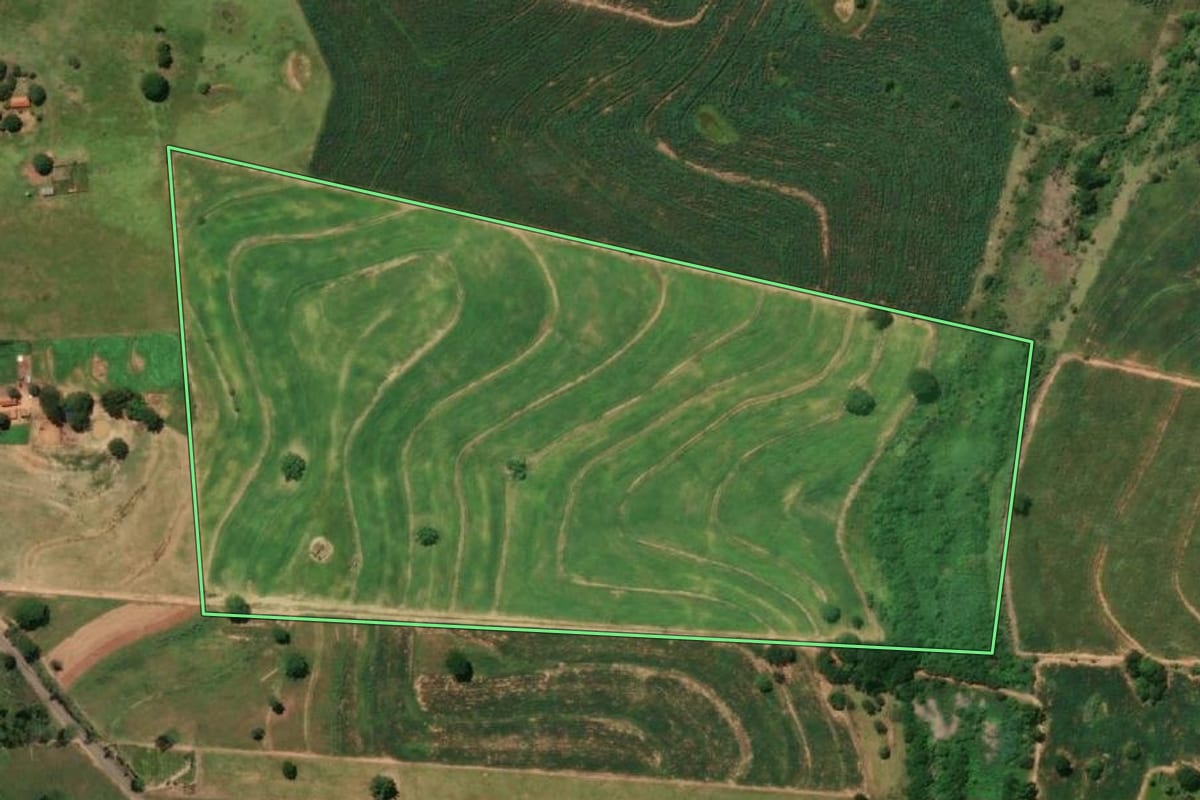 Imagem de satélite do imóvel rural em Parapuã (SP), com o contorno declarado no CAR desenhado por cima.