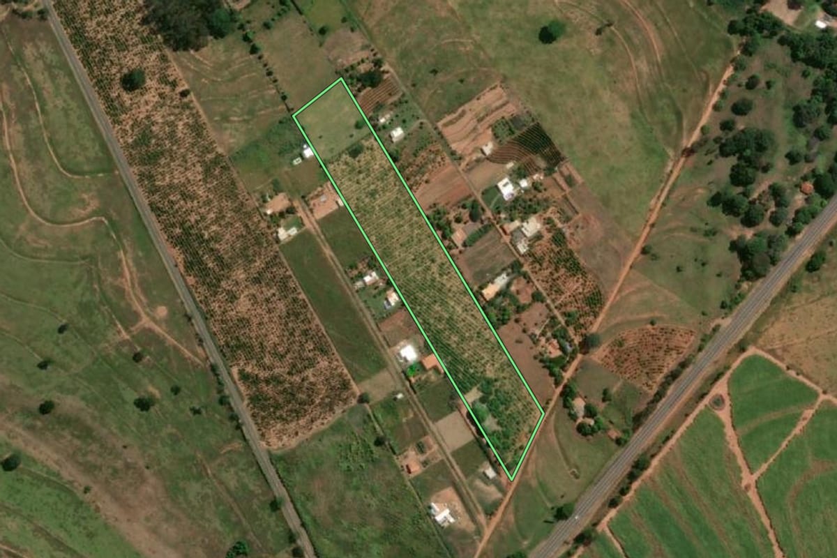 Imagem de satélite do imóvel rural em Parapuã (SP), com o contorno declarado no CAR desenhado por cima.