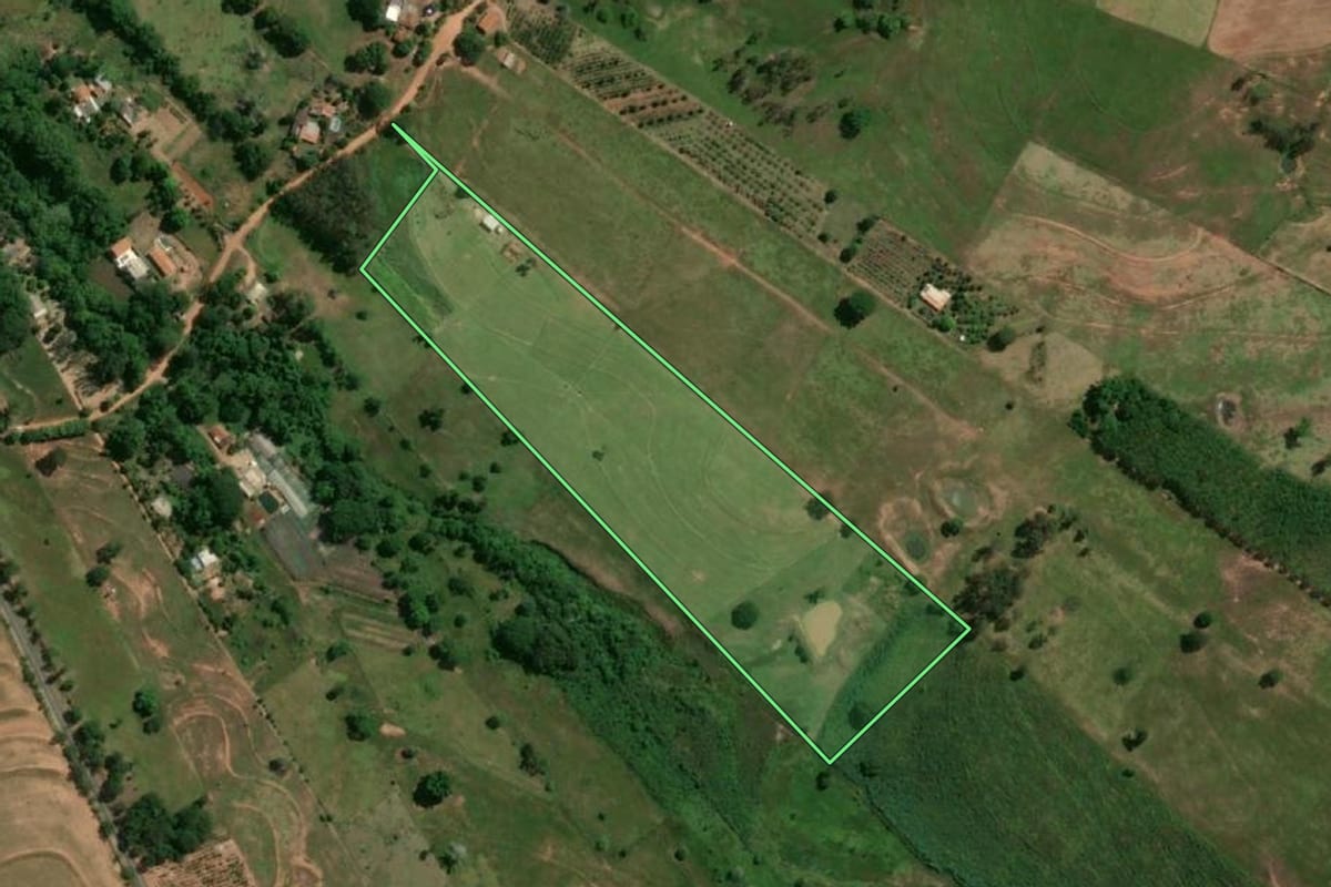 Imagem de satélite do imóvel rural em Parapuã (SP), com o contorno declarado no CAR desenhado por cima.