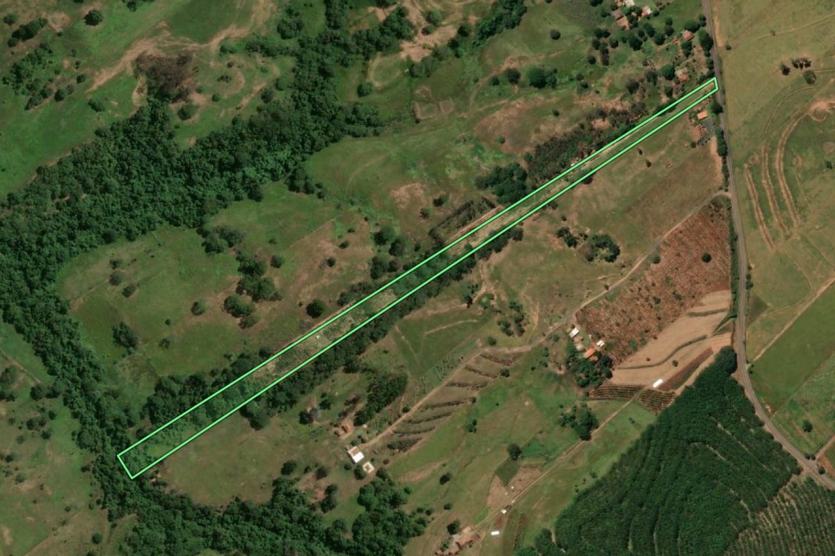 Imagem de satélite do imóvel rural em Parapuã (SP), com o contorno declarado no CAR desenhado por cima.