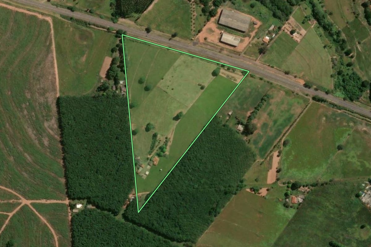 Imagem de satélite do imóvel rural em Parapuã (SP), com o contorno declarado no CAR desenhado por cima.
