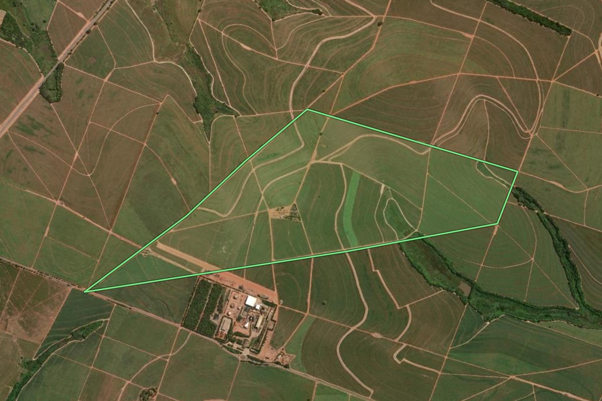 Imagem de satélite do imóvel rural em Parapuã (SP), com o contorno declarado no CAR desenhado por cima.
