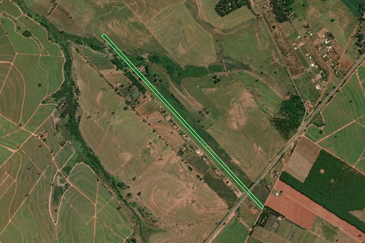 Imagem de satélite do imóvel rural em Parapuã (SP), com o contorno declarado no CAR desenhado por cima.