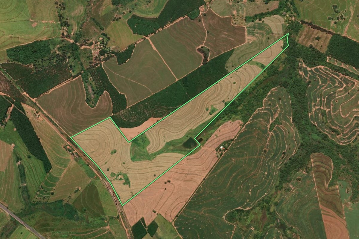 Imagem de satélite do imóvel rural em Parapuã (SP), com o contorno declarado no CAR desenhado por cima.