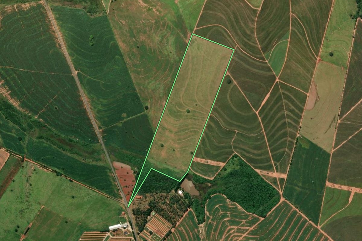 Imagem de satélite do imóvel rural em Parapuã (SP), com o contorno declarado no CAR desenhado por cima.