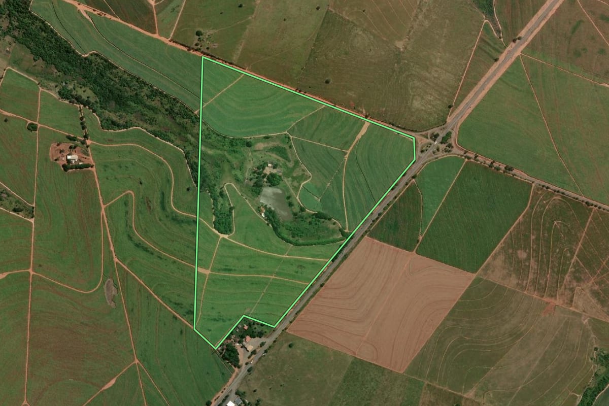 Imagem de satélite do imóvel rural em Parapuã (SP), com o contorno declarado no CAR desenhado por cima.