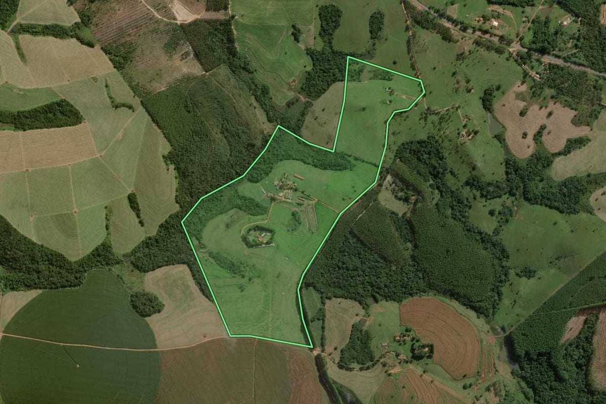 Imagem de satélite do imóvel rural em Pardinho (SP), com o contorno declarado no CAR desenhado por cima.