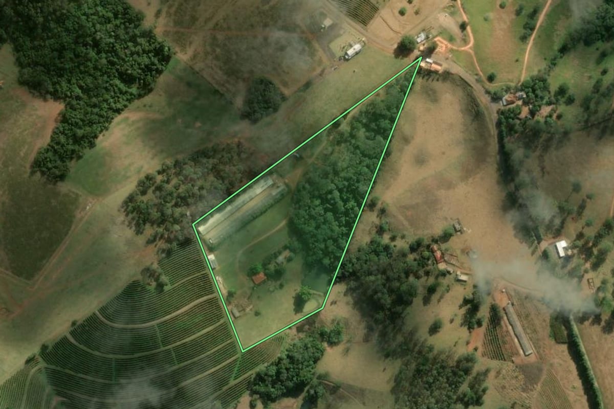 Imagem de satélite do imóvel rural em Pardinho (SP), com o contorno declarado no CAR desenhado por cima.