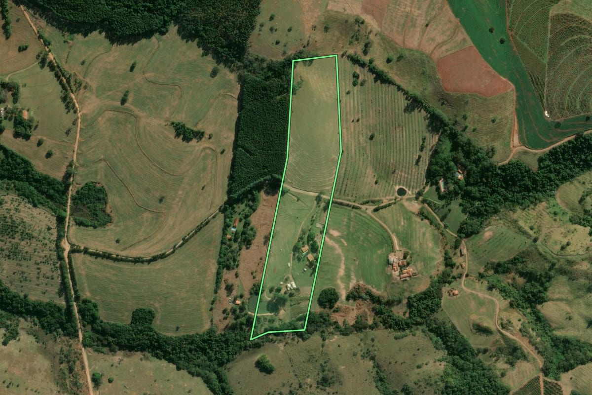 Imagem de satélite do imóvel rural em Pardinho (SP), com o contorno declarado no CAR desenhado por cima.