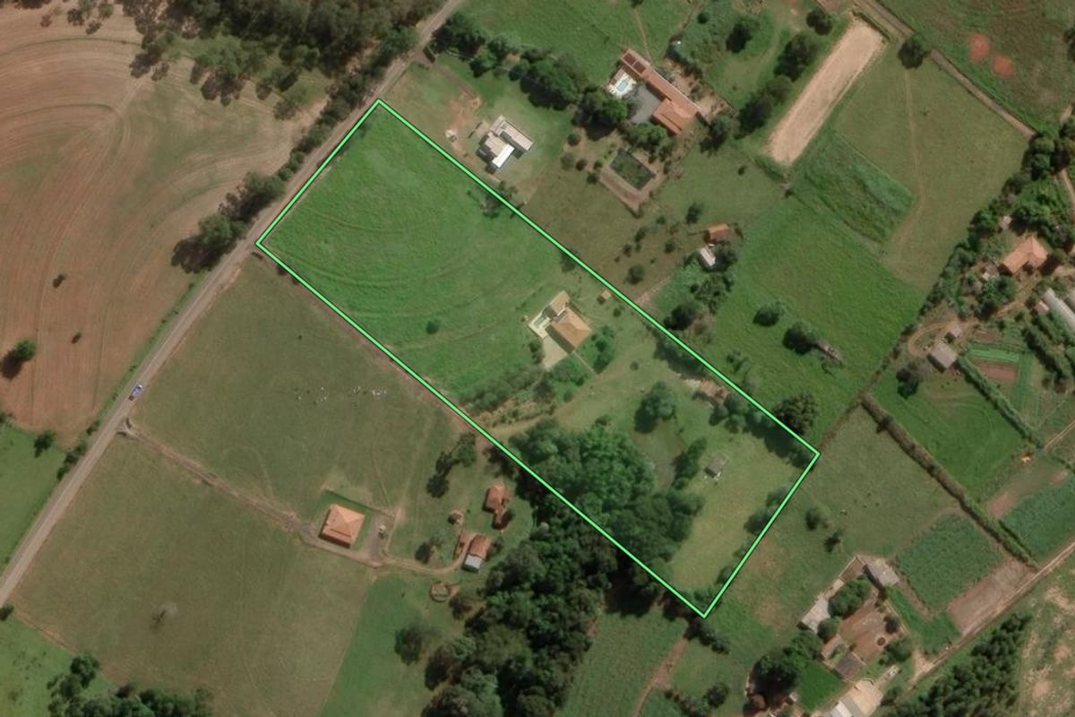Imagem de satélite do imóvel rural em Pardinho (SP), com o contorno declarado no CAR desenhado por cima.