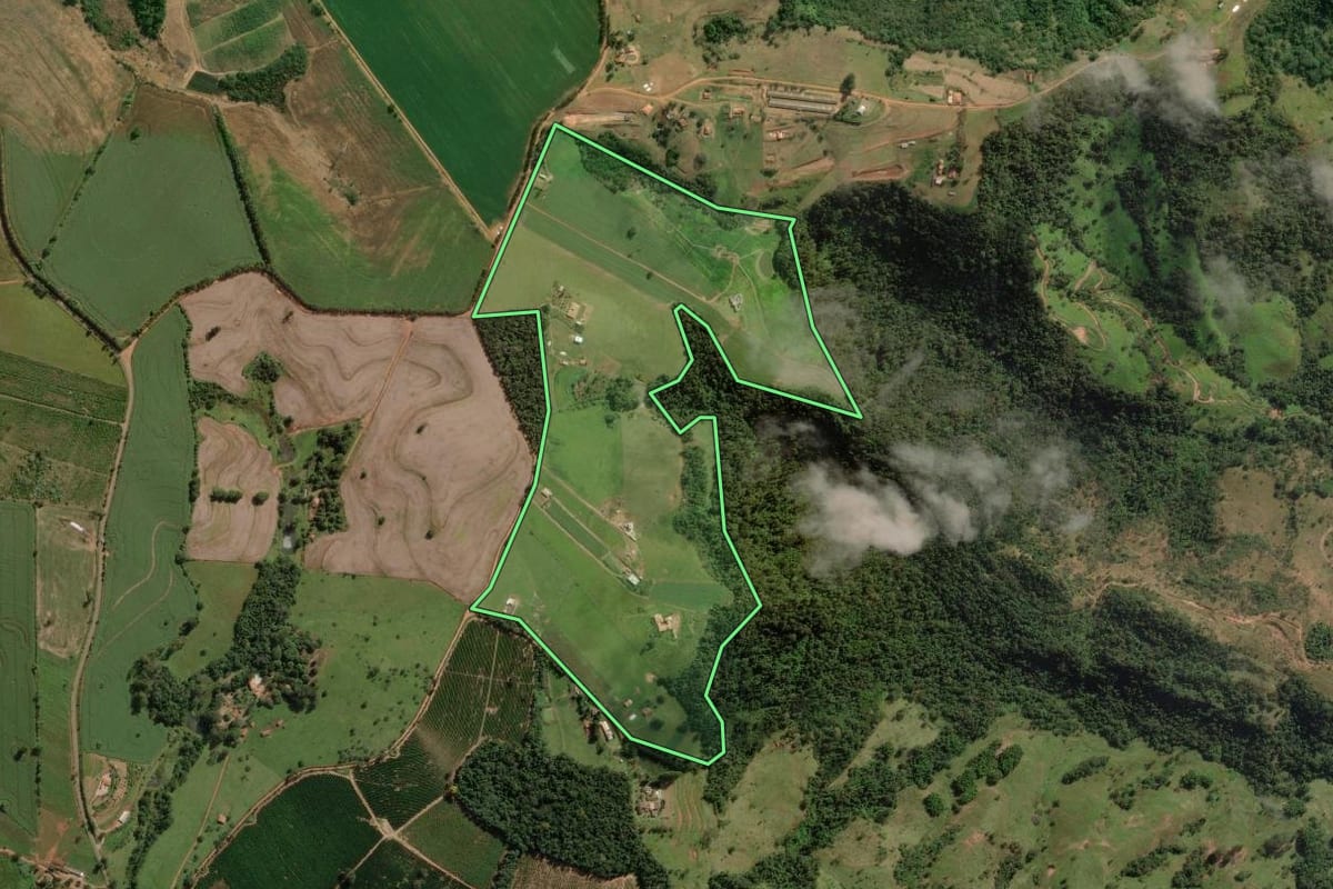 Imagem de satélite do imóvel rural em Pardinho (SP), com o contorno declarado no CAR desenhado por cima.