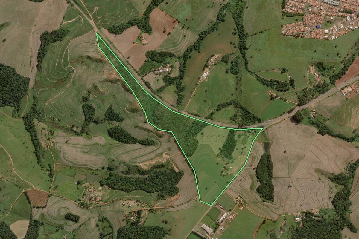 Imagem de satélite do imóvel rural em Pardinho (SP), com o contorno declarado no CAR desenhado por cima.