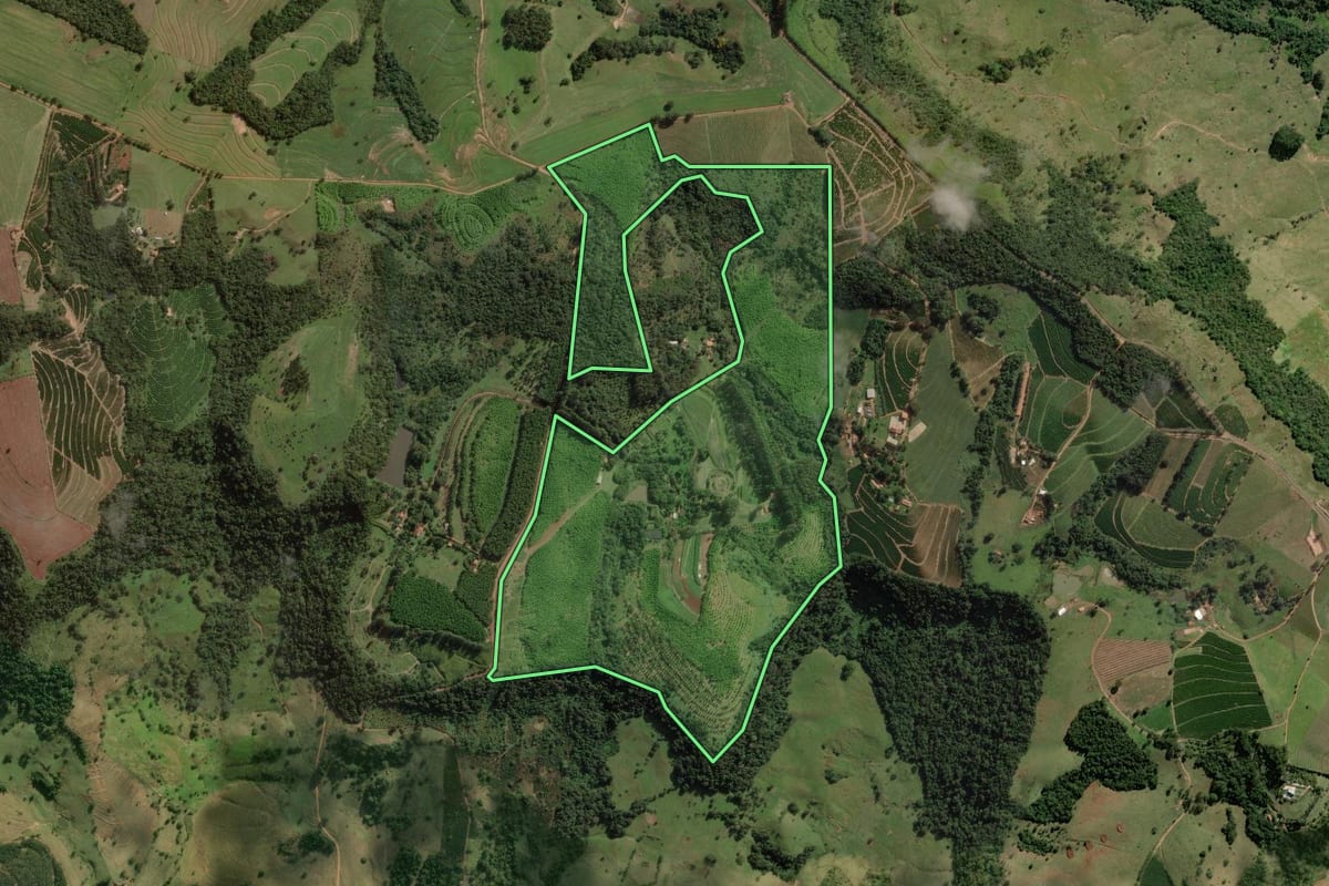 Imagem de satélite do imóvel rural em Pardinho (SP), com o contorno declarado no CAR desenhado por cima.