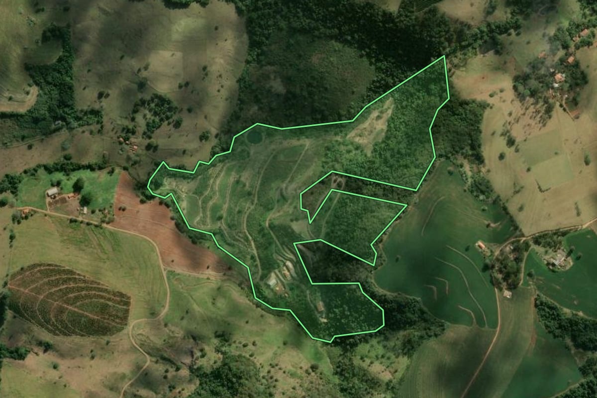 Imagem de satélite do imóvel rural em Pardinho (SP), com o contorno declarado no CAR desenhado por cima.