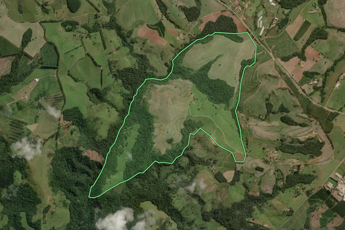 Imagem de satélite do imóvel rural em Pardinho (SP), com o contorno declarado no CAR desenhado por cima.