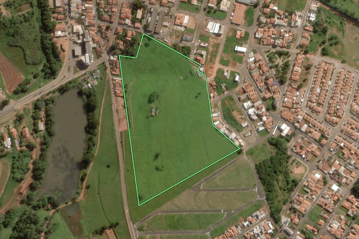 Imagem de satélite do imóvel rural em Pardinho (SP), com o contorno declarado no CAR desenhado por cima.
