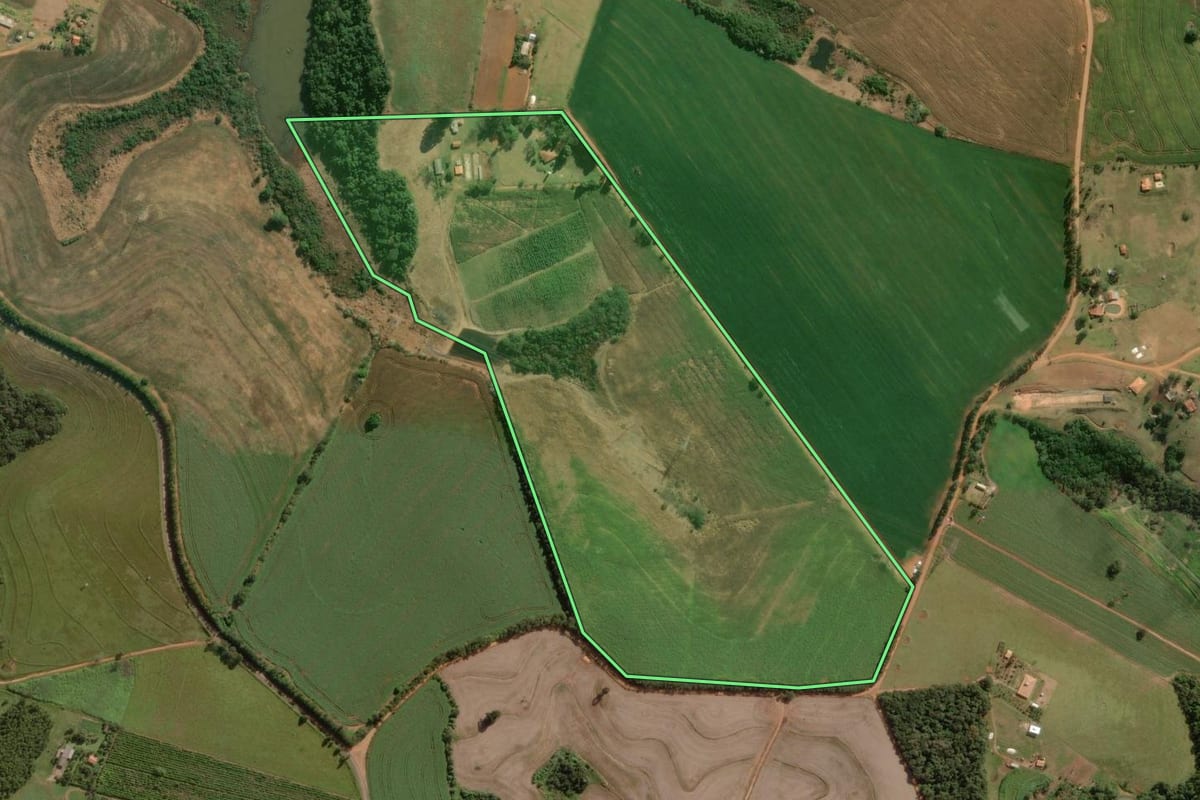 Imagem de satélite do imóvel rural em Pardinho (SP), com o contorno declarado no CAR desenhado por cima.