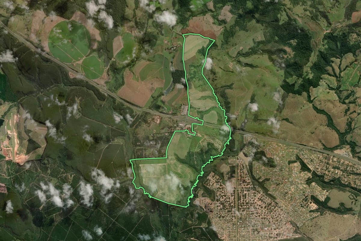 Imagem de satélite do imóvel rural em Pardinho (SP), com o contorno declarado no CAR desenhado por cima.
