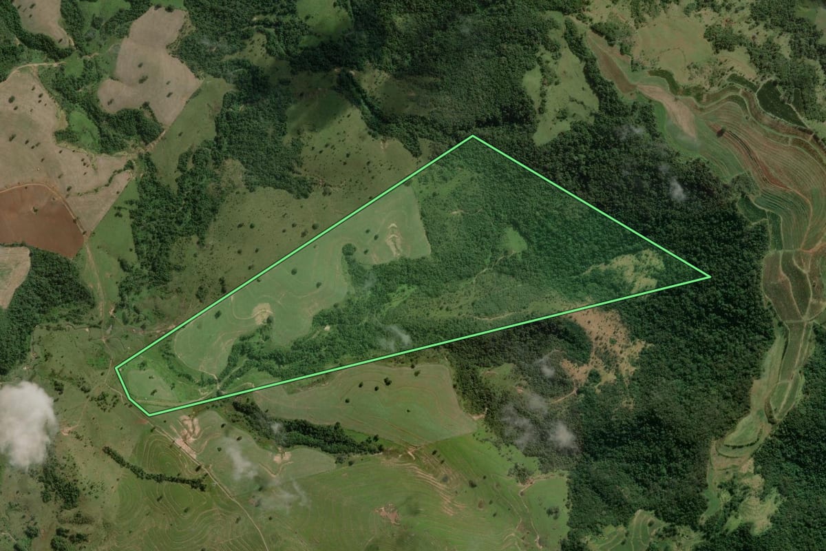 Imagem de satélite do imóvel rural em Pardinho (SP), com o contorno declarado no CAR desenhado por cima.