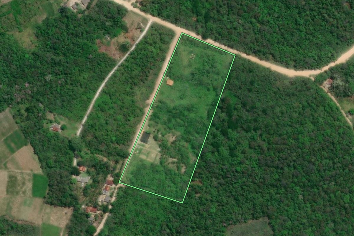 Imagem de satélite do imóvel rural em Pariquera-Açu (SP), com o contorno declarado no CAR desenhado por cima.